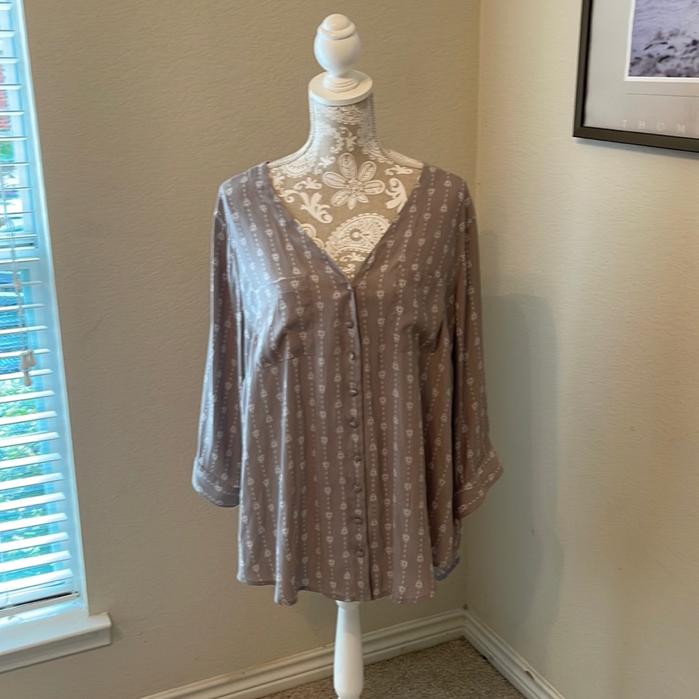 Torrid sz 3 gray and white tunic